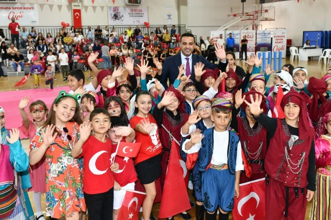 İzmir Çiğli'de çocuklara bayram şenliği