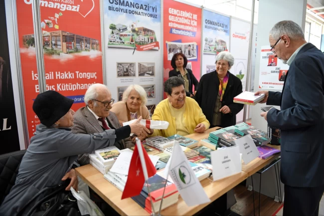 Bursa Osmangazi standında Sarıhan çiftini okurlarla buluşturdu