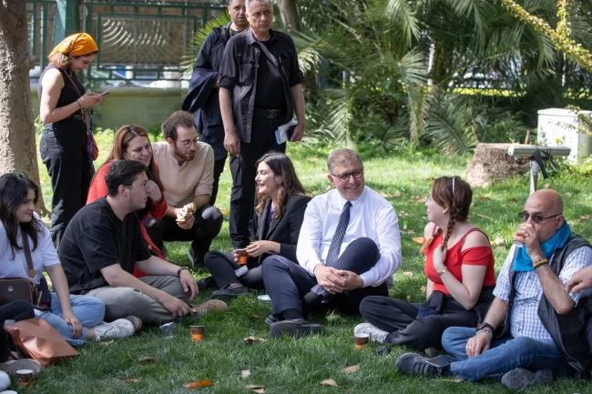 İzmir'de Başkan Tugay'dan gençlere destek