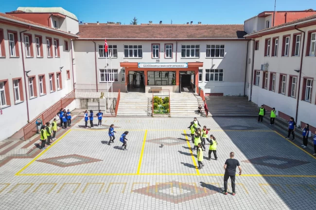 İnegöl'de okul bahçelerine bahar geldi