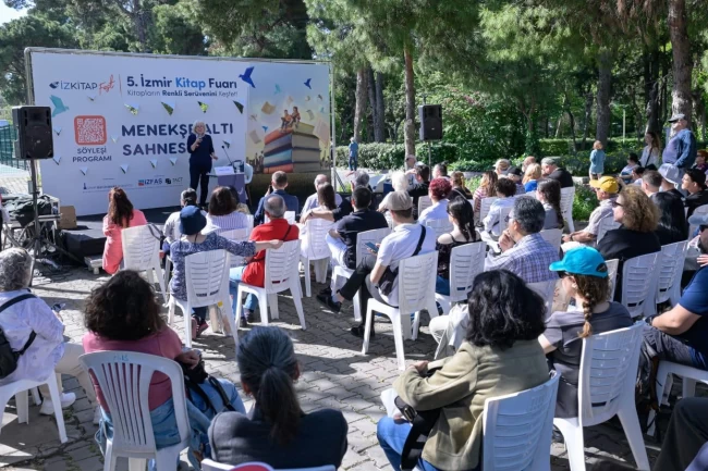 İzmirliler İzmir Kitap Fuarı'na akın etti