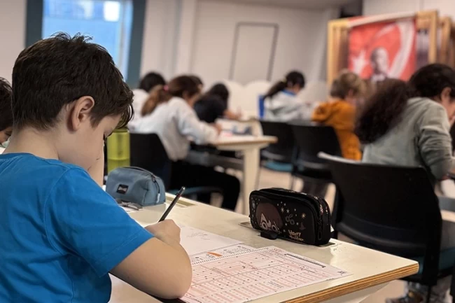 YÖM Okulları öğrencileri ödülleri topladı