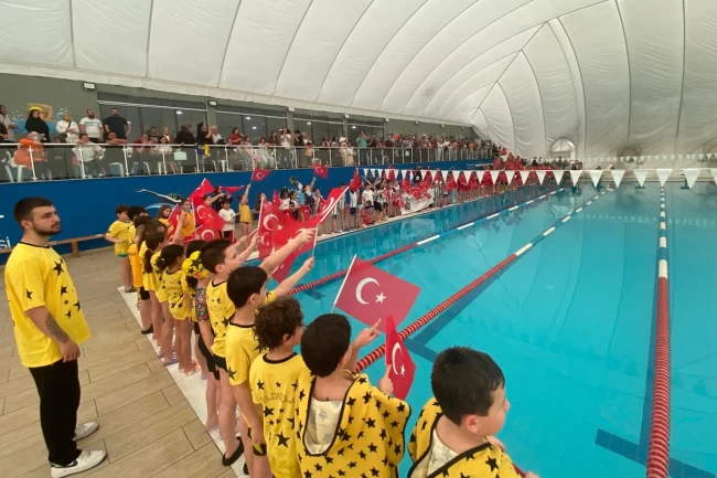 Kocaeli İzmit'te 23 Nisan'a özel yüzme yarışı