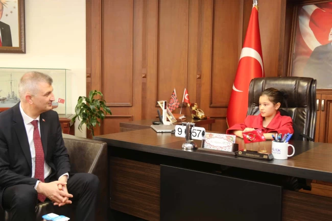 Başkan Sezer koltuğunu Aslı Çırak'a devretti