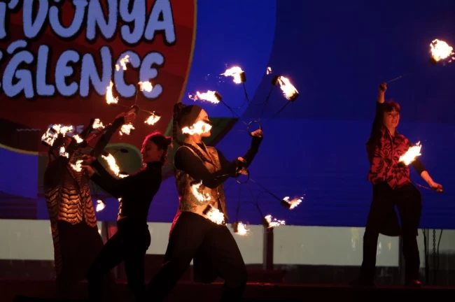 Ateş gösterisi izleyenleri büyüledi