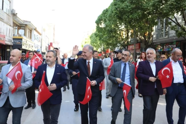 İnegöl'de 23 Nisan coşkusu sokaklara taştı