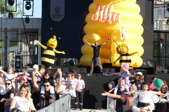 "Arı Maya" Kocaelili minikler için sahnede