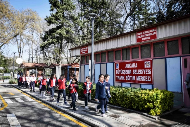 Minikler trafiği eğlenerek öğreniyor