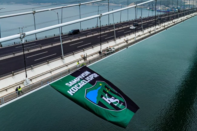 Kocaelispor bayrağı, Osmangazi Köprüsü'ne asıldı!