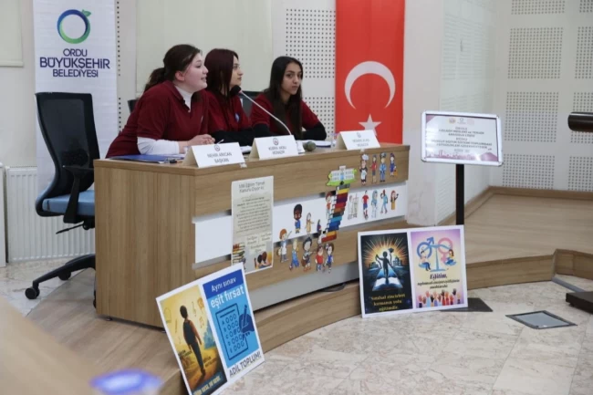 Gençler münazara için yarıştı