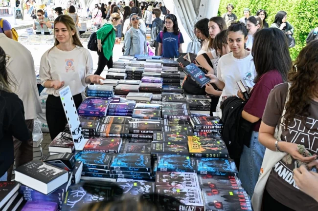 Edebiyatın usta isimleri İzmirli kitapseverlerle buluştu