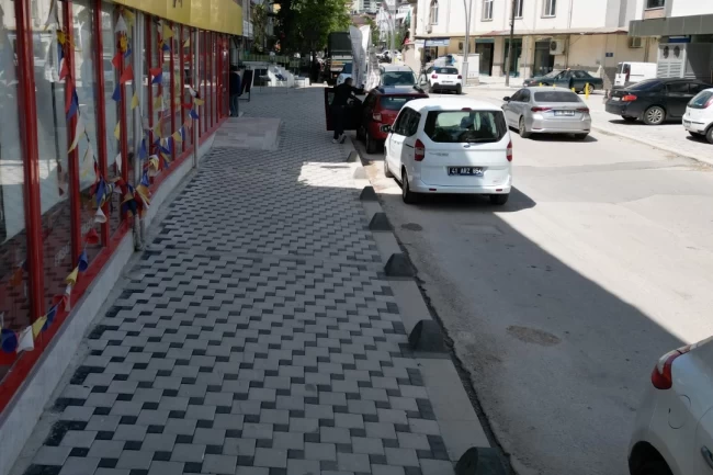 İzmit'te Şehit Kazım Caddesi'nde kaldırımlar yenilendi
