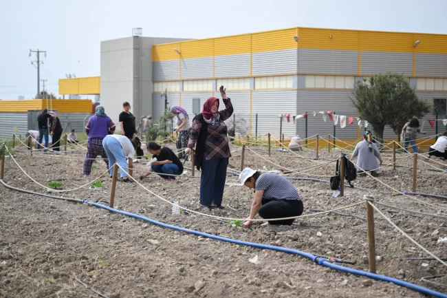 Bornova'da toprakta dayanışma, sofralarda umut