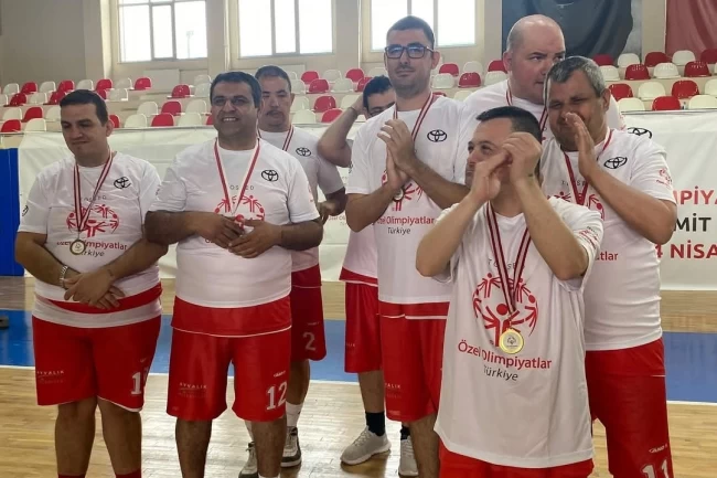 Balıkesirli özel çocuklar altın madalyaları Ayvalık'a getirdi