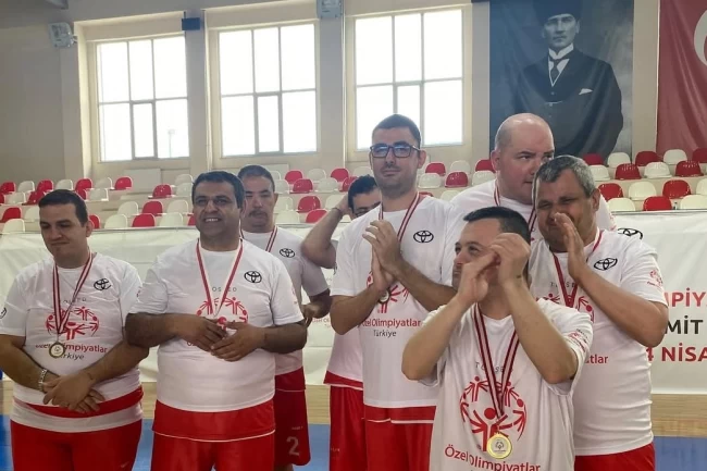 Özel çocuklar altın madalyaları Ayvalık'a getirdi