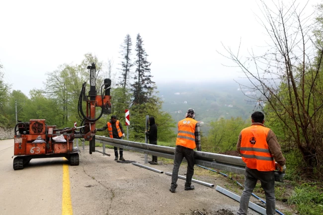 Sakarya Taşyatak'ta çelik bariyer montajı tamam