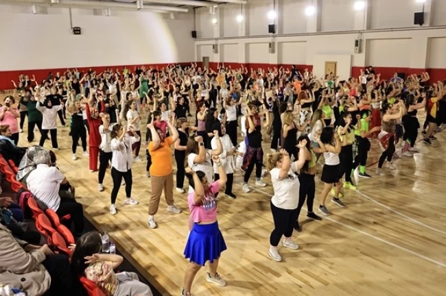 350 kadın kursiyer Dünya Dans Günü'nde zumba gösterisi yaptı