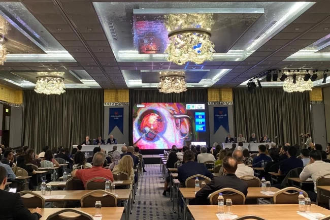 Bursa'da göz cerrahlarından canlı ameliyat