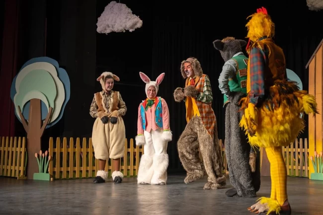 Alkışlar Karabağlar Kent Tiyatrosu'na