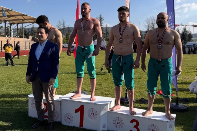 Sakaryalı pehlivanlardan Bilecik'te bir altın, bir gümüş madalya