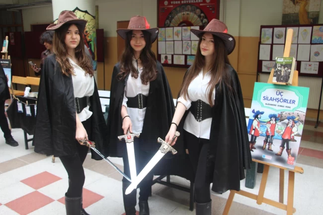 Manisa'da roman karakterleri canlandı!