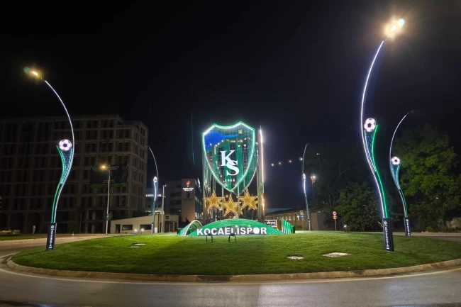 Stat kavşağını Kocaelispor'un arması aydınlatıyor