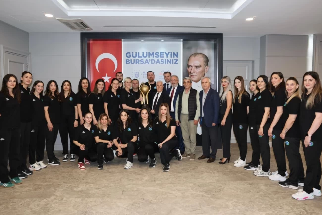 Başkan Bozbey'den şampiyon hentbol takımına övgü