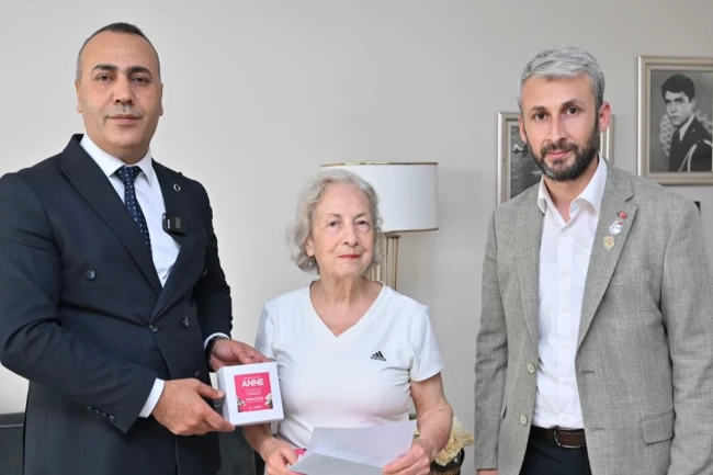 Manisa'da şehit annelerine Anneler Günü ziyareti