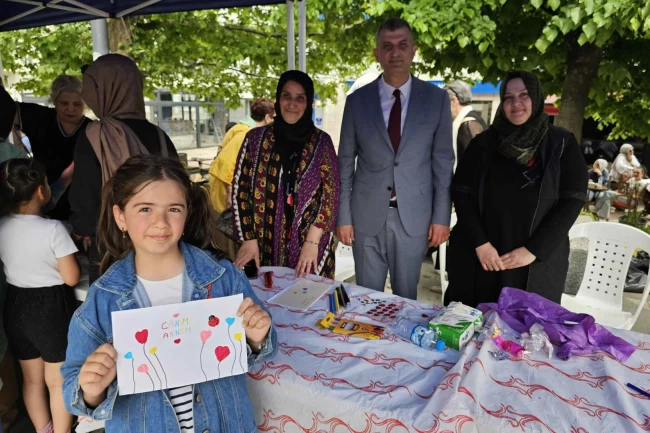 Kocaeli Gölcüklü çocuklar elleriyle annelerine hediye yaptı