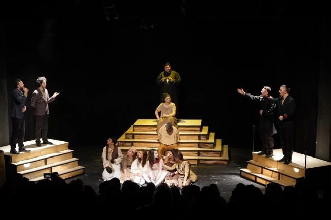 İzmir Bornova'da perde kursiyerler için açıldı