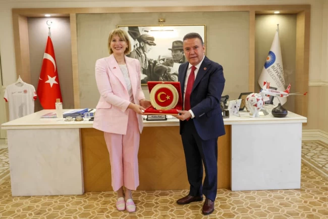 Birleşik Krallık Türkiye Büyükelçisi Başkan Muhittin Böcek'i ziyaret etti