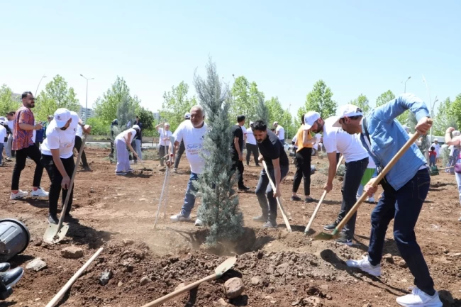 Diyarbakır'da engelliler fidan dikerek geleceğe nefes oldu