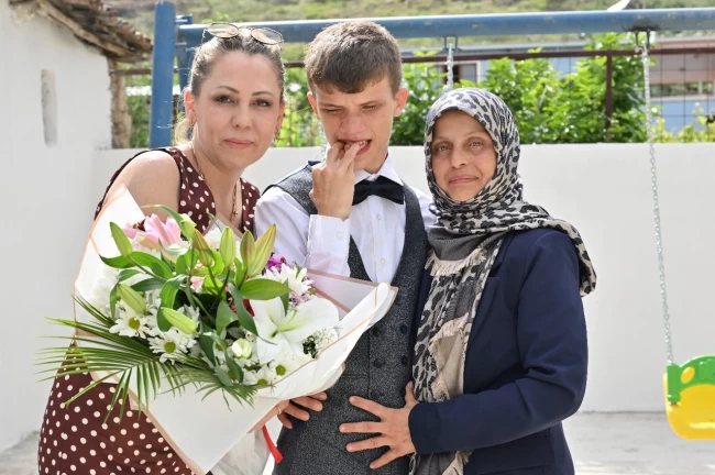 Manisa'da Anneler Günü'nde mutlu eden destek