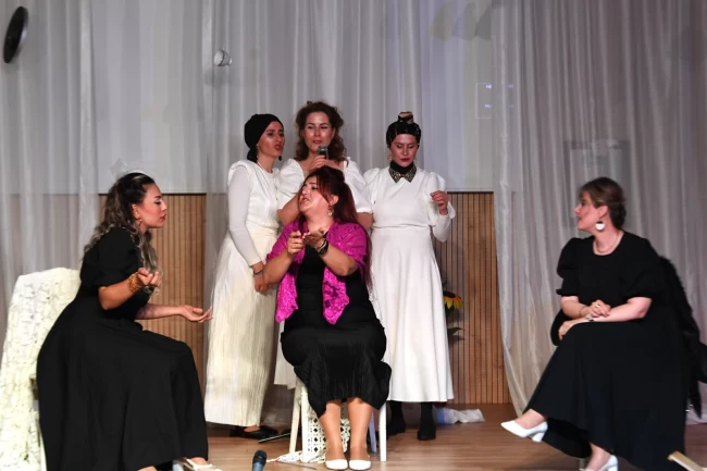 Bursa'da Osmangazili kadınlar Kozalar oyunu ile izleyici karşısında