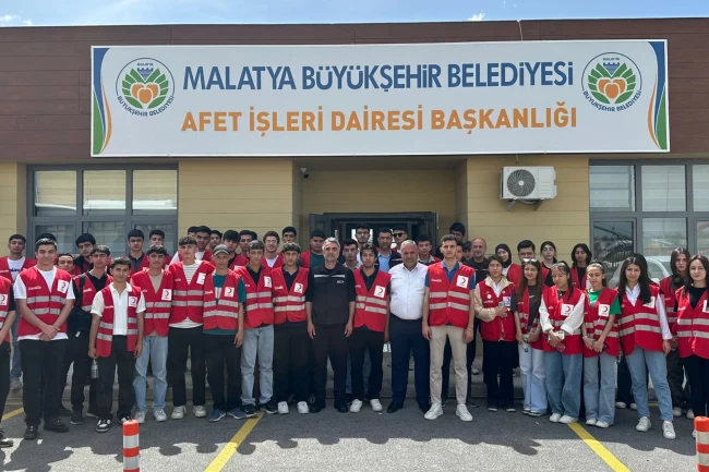 Genç Kızılay ekibine afet ve yangın konularında eğitim verildi