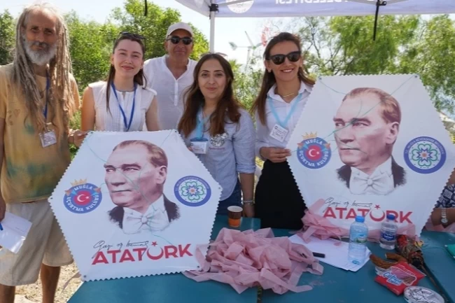 Bodrum'da Atatürk uçurtmaları gökyüzünü süsledi