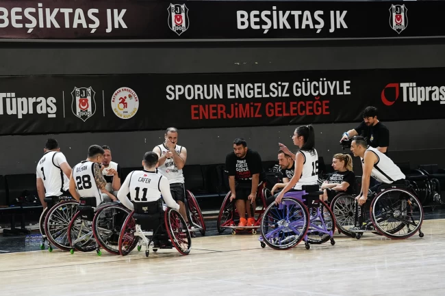 Tekerlekli sandalyeliler potada dostluk maçında buluştu