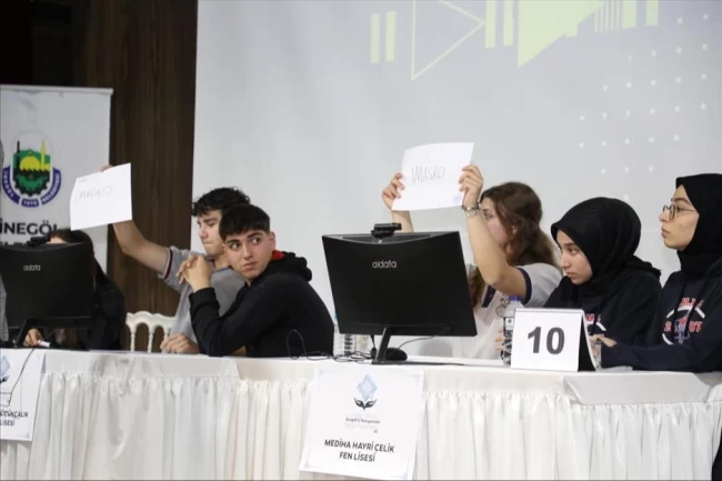 Bursa İnegöl'de liseliler bilgileriyle yarıştı