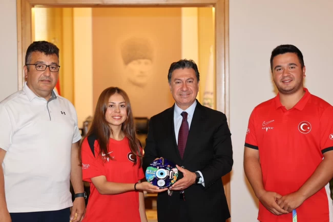 Dünya rekoru kıran okçulardan Başkan Aras'a ziyaret