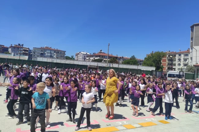 Bursa Mudanya'da öğrenciler öğretmenleriyle zumba yaptı