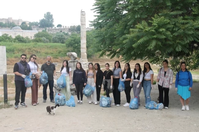 İzmir Efes MYO'dan kültürel miras alanında temizlik