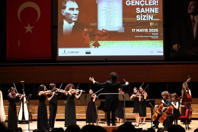 AASSM'de sahne İzmirli gençlerin