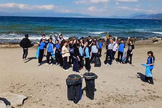 Mudanya'da ortaokul öğrencilerinden sahil temizliği