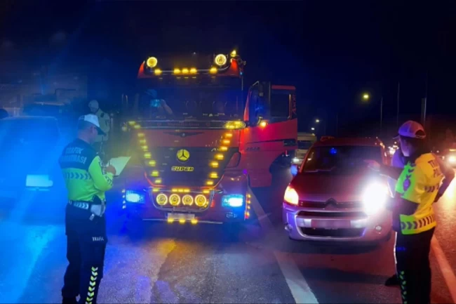 2025'te standart dışı far kullanan 26 bin 822 sürücüye ceza!