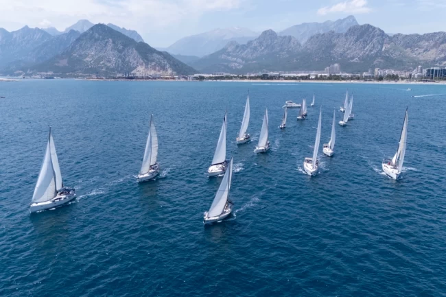 Antalya Körfezi'nde heyecan dolu yarış