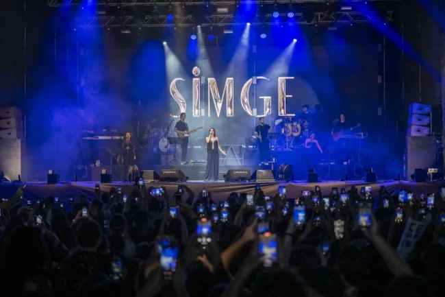 Simge Mersinlileri coşturdu