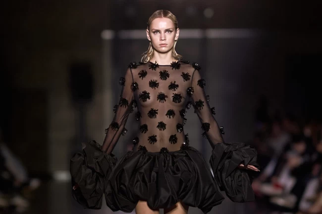 Bakü Fashion Week'te tüm gücüyle 'siyah' sahnede!