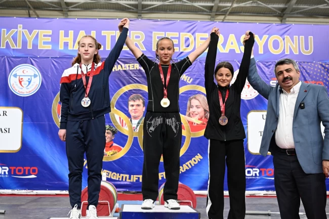 Naim Süleymanoğlu Spor Kompleksi'nde halter rüzgarı