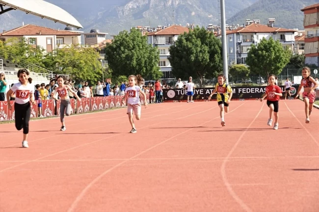 "En Hızlı Benim" atletizm yarışmasına yoğun ilgi