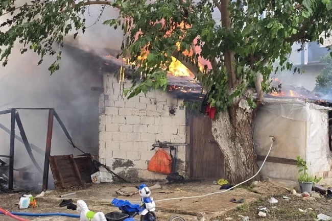 Antalya Kumluca'da sera evinde yangın